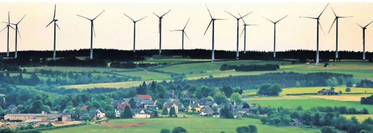  ?? FOTO: OLIVER BERG/DPA ?? Der Windpark Schöneseif­fen in der Nähe von Schleiden im Kreis Euskirchen.