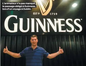  ??  ?? L’animateur n’a pas manqué le passage obligé à Guinness, lors d’un voyage à Dublin.