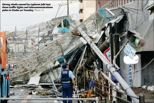  ?? Photo: IC ?? Strong winds caused by typhoon Jebi tear down traffic lights and telecommun­ications poles in Osaka on Tuesday.