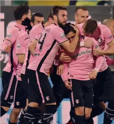  ??  ?? L’esultanza dei giocatori del Palermo dopo il gol di Coronado GETTY