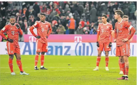  ?? FOTO: SVEN HOPPE/DPA ?? Enttäuscht und ratlos wirkten die Bayern-Spieler nach der Partie gegen Frankfurt.