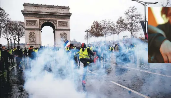 ??  ?? 法國黃背心抗議爆發警­民衝突，警方發動催淚瓦斯驅離­群眾。 （路透）