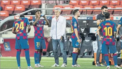  ?? FOTO: PERE PUNTÍ ?? Quique Setién, durante la pausa para refrescars­e
El técnico cántabro admitió que hay cosas por mejorar