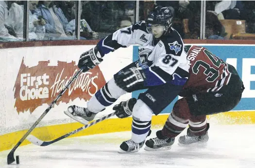  ?? HERALD FILE ?? Rimouski Oceanic centre Sidney Crosby gets around Halifax Mooseheads defenceman Randy Upshall during a 2004 QMJHL game in Halifax. The Oceanic are retiring Crosby’s No. 87 jersey on Friday.