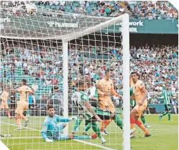  ?? ?? El francés anotó el primero de sus dos goles, con un tiro de esquina directo al arco.