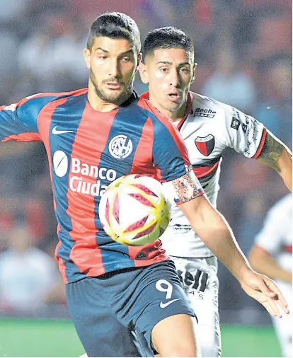  ?? Fotobaires ?? Autor del 1-0, Blandi trata de capturar el balón; San Lorenzo no pudo en Santa Fe