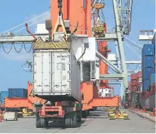  ?? FOTO: EL HERALDO ?? El servicio que se presta a los buques y el movimiento de módulo son la principal fuente de ingresos de la Portuaria. Luis Rodríguez