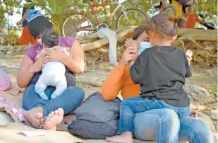  ??  ?? Rosa Herlinda Reyes, con Denia, una bebé de 18 meses, Angeli y Valery, cuenta que hace unos meses su casa y la bananera donde trabajaba su esposo fueron destruidas por las tormentas tropicales Eta e Iota.