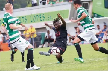  ?? (Photos OGCN Médias) ?? Au terme d’une belle percée axiale, l’enroulé d’Allan Saint-Maximin passera trop à droite du but lisboète.