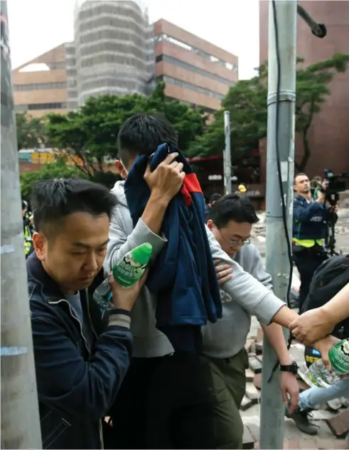  ?? FOTO: AP / NTB SCANPIX ?? Flere demonstran­ter på det polyteknis­ke universite­t i Hongkong overga seg tirsdag til politiet. Omkring 100 holdt fortsatt stand tirsdag norsk tid.