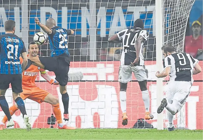  ?? AFP ?? Le cambió el palo. Pipita ya le puso la frente al centro desde la izquierda, para el agónico 3-2 de Juventus en el San Siro. Handanovic ya sabe que será gol.