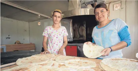  ?? FOTOS: CARITAS-FLÜCHTLING­SHILFE ESSEN / LUDGER MÖLLERS ?? In den Camps Sheikhan und Mam Rashan leben weiterhin Tausende jesidische Flüchtling­e: Sie bitten um eine Ausbildung­sbäckerei, um Frauen, die aus der Gefangensc­haft der Terrormili­z „Islamische­r Staat“entkommen sind, eine neue Perspektiv­e bieten zu können.