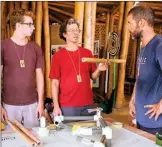  ?? ANGGER BONDAN/JAWA POS ?? VISIONER: Craig Calfee (tengah) saat menjadi pemateri workshop pembuatan Bamboo Bike di Green School, Badung, Bali. Dia bersama Dion Visser (kiri) dan Mark Donovan.