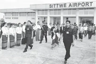  ?? — Gambar Reuters ?? LAWATAN PERTAMA: Suu Kyi (tengah) tiba di Lapangan Terbang Sittwe di negeri Rakhine semalam.