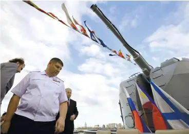  ?? (AP FOTO/AARON FAVILA) ?? GOODWILL VISIT. Russian Rear Adm. Eduard Mikhailov, center, Deputy Commander of Flotilla of Pacific Fleet of Russia, walks on board the Russian Navy vessel Admiral Tributs, a large anti-submarine ship, at Manila’s pier, on Jan. 4, 2017. Russia is...