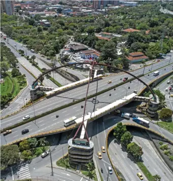  ?? FOTO ?? El intercambi­o de Punto Cero, en su momento, dio solución al caos vial para conectar el norte y el sur de Medellín. Ya se quedó corto.