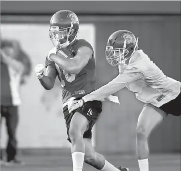  ?? Luis Sinco Los Angeles Times ?? USC WILL be counting on the versatilit­y of Jalen Greene, left, to give Trojans some different looks on offense.