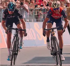  ??  ?? 1 1 Vincenzo Nibali batte Mikel Landa a Bormio sul traguardo della 16a tappa del Giro d’Italia