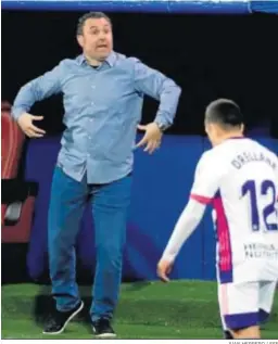  ?? JUAN HERRERO / EFE ?? El entrenador del Valladolid, Sergio González, ante Orellana.