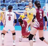  ??  ?? TINANGKA ni Hershey Llorente ng Perpetual Help na masaved ang bola mula sa atake ni Christine Ebuenga ng Jose Rizal University sa isang tagpo ng kanilang laro a NCAA Season 93 women’s volleyball sa FilOil Flying V Center sa San Juan.