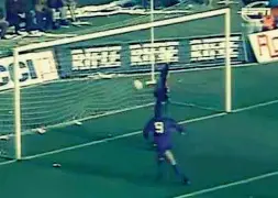  ??  ?? Il gol di Batistuta, il primo realizzato dal Re Leone alla Juventus, il 26 gennaio del 1992. La Fiorentina vinse 2-0 e il secondo gol lo firmò nei minuti finali Branca. Sulla panchina viola Radice, su quella della Juve Trapattoni