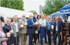  ??  ?? Ein Prosit mit der ersten Maß: Narwalla Präsident Robert Wegele (5. v. re.) stößt mit Bundestags­abgeordnet­en Reinhard Brandl (3. v. re.) und mit Eva Wittmann Ott (2. v. re.) von Nordbräu auf das Schanzer Donaufest an.