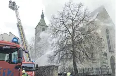  ?? ARCHIVFOTO: JASMIN BÜHLER ?? Großalarm am 10. März: Das linke Kirchensch­iff von St. Jodok stand in Flammen. Die Rauchschwa­den waren kilometerw­eit zu sehen.