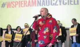  ??  ?? Raper Piotr Więcławski „Vienio” podczas konferencj­i powołujące­j fundusz pomocy dla strajkując­ych nauczyciel­i