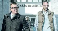  ??  ?? In tribunale Walter Onichini all’uscita di palazzo di giustizia con il suo avvocato. L’accusa ha chiesto 5 anni