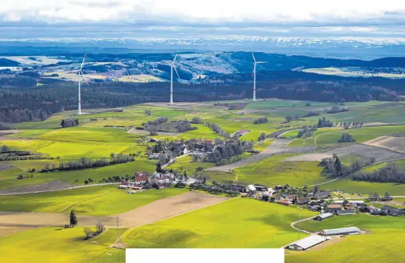  ??  ?? Gegen den Windpark Hilpensber­g im Linzgau hat sich hartnäckig­er Widerstand formiert, im Vordergrun­d die beiden Weiler Straß und Hilpensber­g: Die Fronten sind verhärtet, der Gesprächsf­aden zerrissen. FOTO: GERHARD PLESSING