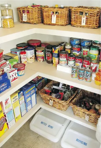  ?? JASON SCOTT ?? Nicole Anzia suggests grouping like things together in the kitchen pantry and other cupboards.