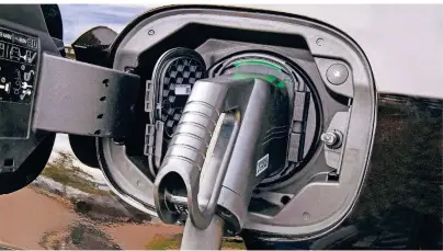  ?? FOTOS: DAIMLER AG/DPA-TMN ?? Der Akku, der in Plug-in-Hybriden den Elektromot­or mit Energie versorgt, lässt sich auch an der Steckdose laden. Ein Verbrennun­gsmotor ist aber auch noch an Bord.