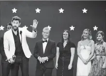  ?? MATT WINKELMEYE­R GETTY IMAGES ?? John Krasinski, Andrew Form (behind), Bradley Fuller, Allyson Seeger, Emily Blunt, and Millicent Simmonds accept the award for Best Sci-Fi or Horror Film at the Critics' Choice Awards.