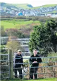  ??  ?? Park co-owner Dean Tweedy with keeper Ieuan Howells during the search for Lilleth