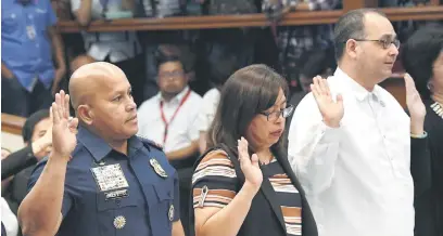  ?? — Gambar AFP ?? DISASARI: Gambar fail 22 Ogos, 2016 menunjukka­n Gascon (kanan) mengangkat sumpah pada permulaan inkuiri Senat mengenai siri pembunuhan tanpa perbicaraa­n di Manila.