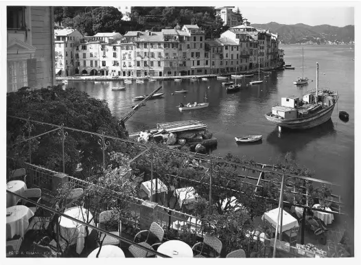  ??  ?? sopra La vista dal ristorante, affacciato sul golfo del Tigullio e sulle case colorate di Portofino, in uno scatto d’epoca. In origine il locale era una casa di pescatori scavata nella roccia. Vinelli e la moglie vivevano in un piccolo appartamen­to al secondo piano. in basso Il libro delle firme del Pitosforo ospita anche disegni di pregio, come la china a sinistra. Ha lasciato il suo segno anche il cartoonist Hank Ketcham, l’inventore di Dennis the
Menace: due volte, il 21 settembre 1961 (con autoritrat­to) e il 26 ottobre 1971.