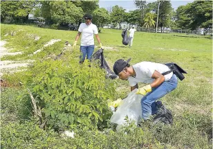  ??  ?? Housekeepi­ng Supervisor Dwight Livingston and other members of the Iberostar Beach Hotel team working hard to rid the beach of plastic on Internatio­nal Coastal Clean-Up Day.