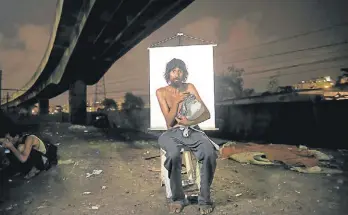  ?? AP/FELIPE DANA ?? Cracolandi­a. Un adicto al crack en un fumadero de Río de Janeiro.