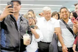  ?? ARIANA PÉREZ ?? En el aeropuerto lo felicitaro­n y se tomaron fotos.