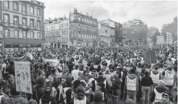  ?? FOTO: AP ?? &gt; Manifestan­tes de Francia vuelven a salir a las calles.