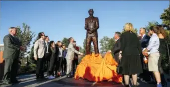  ?? YONG KIM — FOR THE ASSOCIATED PRESS ?? A statue of Philadelph­ia Flyers founder Ed Snider is unveiled at a ceremony attended by his family, friends and members of the Flyers’ organizati­on outside Wells Fargo Center Thursday.