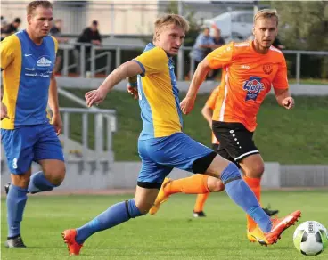  ?? FOTOS (2): JENS LOHSE ?? Wohl auch in der neuen Thüringenl­iga-saison werden sich Wismut Gera mit Torjäger Rico Heuschkel (r.) und der SV 1879 Ehrenhain mit seinen Abwehrreck­en Kai Müller und Andy Knutas (v.l.) begegnen.