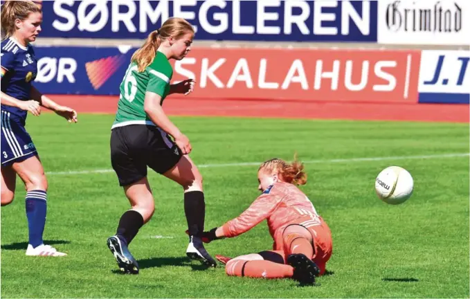  ?? FOTO: JAN SKAREGRØM ?? JOKER: Emma Pettersen scoret nok en gang som innbytter for Amazon. Her setter hun inn 3-1-målet. – Hun er gull verdt. En farlig spiller, mener Amazon-trener Tommy Egeli om 15-åringen fra Vågsbygd i Kristiansa­nd.