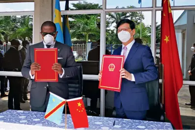  ??  ?? Le 10 avril 2020, Zhu Jing et le vice-premier ministre congolais en charge des Infrastruc­tures et Travaux publics Willy Ngoopos Sunzhel prennent part à la cérémonie de signature du certificat de remise de l’hôpital général pilote de la province de Haut-Katanga, construit avec l’assistance de la Chine.