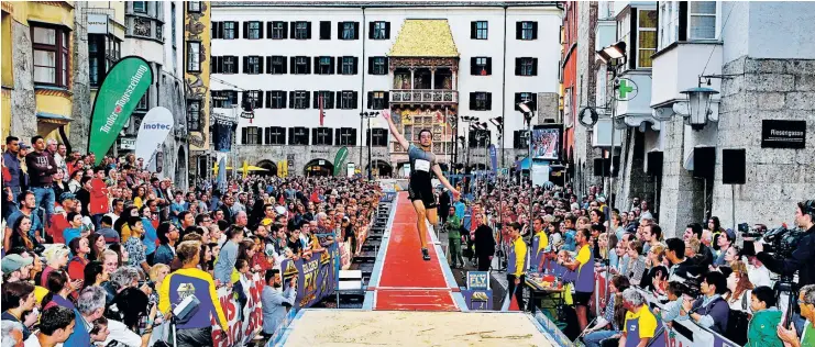  ?? [ Photo Plohe ] ?? Kultevent in historisch­em Umfeld: Die internatio­nale Golden Roof Challenge beim Goldenen Dachl ist fixe Größe für Tiroler Sportfans.