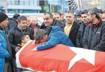  ?? FOTO: DPA ?? Trauer am Sonntag in Istanbul: Familienan­gehörige und Freunde am Sarg eines Opfers des Anschlags in der Silvestern­acht im Istanbuler Edelclub „Reina“.
