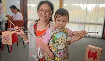 ?? BEJON HASWELL/STUFF ?? Li Ling and daughter Lydia Sun, 3, with lanterns they have made for the Chinese Lantern Festival in Timaru.