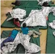  ?? Foto: dpa ?? Diese Kinder wurden von ihren Eltern ge trennt, als sie unerlaubt die Grenze zu den USA überquerte­n. Nun müssen sie in Lagern unter Folien schlafen. Die US Re gierung hat nun angekündig­t, dass das nicht mehr passieren soll.
