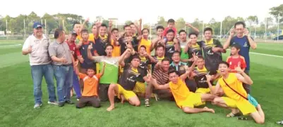  ??  ?? ANGGOTA skuad Kuala Penyu selepas menjuara Piala SAFA peringkat Zon Pedalaman Tengah di Kompleks Sukan Wilayah Persekutua­n Labuan, Ahad lalu.