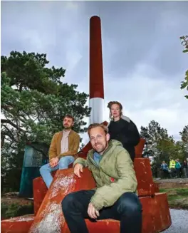  ?? FOTO: REIDAR KOLLSTAD ?? En strålende fornøyd trio foran kunstpipa de har laget: F.v. Fredrik Berberg, Sindre Wam og Anna Aniksdal.